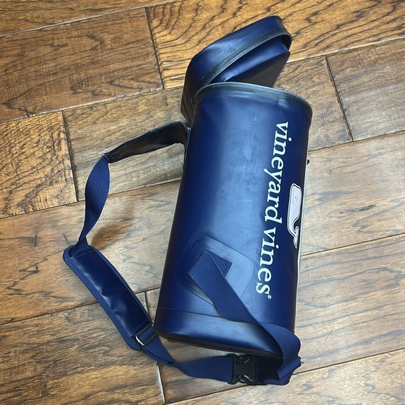 Vineyard Vines 10 Can capacity cooler - Picture 8 of 8